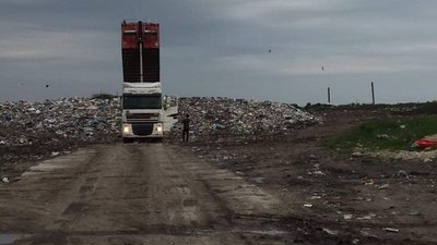На Хмельниччині активісти заблокували вантажівку з львівським сміттям