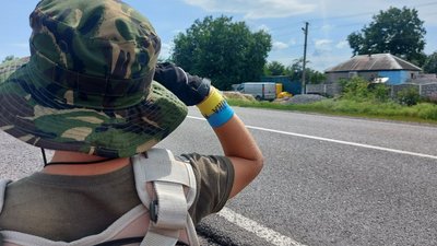 З раціями та іграшковими автоматами: на Харківщині діти облаштували два блокпости, де збирають гроші на ЗСУ З раціями та іграшковими автоматами: на Харківщині діти облаштували два блокпости, де збирають гроші на ЗСУ