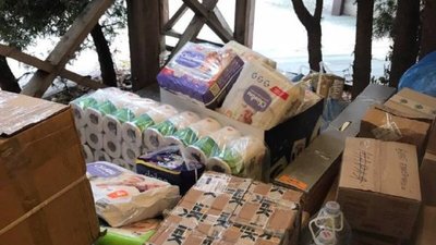 Тернопільські волонтери перенесли пункт прийому допомоги з церкви на площу Тернопільські волонтери перенесли пункт прийому допомоги з церкви на площу