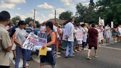 "Врятуємо Валківську лікарню": на Харківщині протестують медики "Врятуємо Валківську лікарню": на Харківщині протестують медики