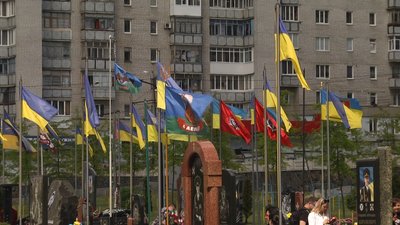 У Житомирі в День Героїв вшанували пам'ять загиблих воїнів У Житомирі в День Героїв вшанували пам'ять загиблих воїнів