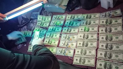 Затриманому під час отримання хабаря працівнику міграційної служби оголосили про підозру