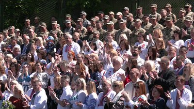 Запросили й військових: у Рівному студенти і викладачі НУВГП зробили масове фото у вишиванках