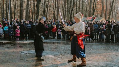 Танці з шаблями та торт з млинців: як у Черкасах святкували Колодія Танці з шаблями та торт з млинців: як у Черкасах святкували Колодія