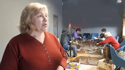 Більше 100 маскувальних сіток для військових власноруч сплели бердичівські волонтери