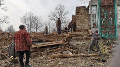 У Нових Млинах під час толоки у старій лікарні знайшли ще 5 ікон У Нових Млинах під час толоки у старій лікарні знайшли ще 5 ікон