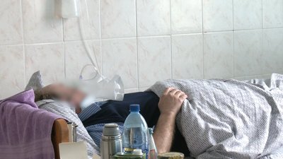 Приймають на тапчанах. Як працюють у прикарпатській лікарні, переповненій хворими на COVID