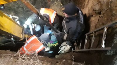 У Харкові чоловіка на метр засипало землею