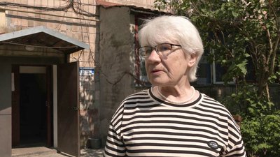 У мікрорайоні в Луцьку зрізають дерева, щоб облаштували у дворах парковку