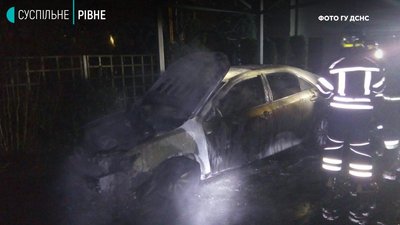 У центрі Рівного підпалили машину, підозрюваного – упіймали У центрі Рівного підпалили машину, підозрюваного – упіймали