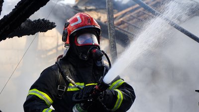 Рятувальник на місці пожежі