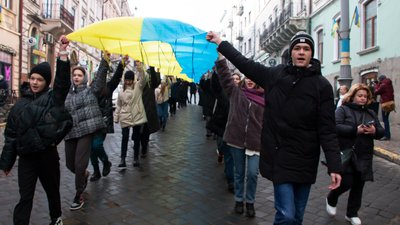 Заспівали гімн та підняли прапори. На Центральній площі в Чернівцях відзначили День єднання Заспівали гімн та підняли прапори. На Центральній площі в Чернівцях відзначили День єднання