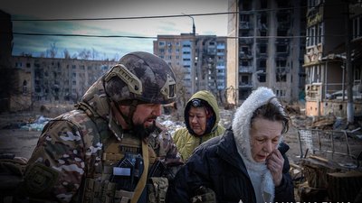 У розбитому армією РФ Вугледарі залишаються 100 людей: історія порятунку жінки У розбитому армією РФ Вугледарі залишаються 100 людей: історія порятунку жінки