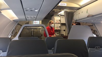 Усі стюардеси на рейсі Бергамо - Штутгарт носили захисні маски Усі стюардеси на рейсі Бергамо - Штутгарт носили захисні маски