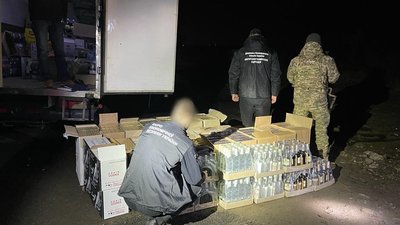 На Закарпатті прикордонники зупинили вантажівку з сигаретами та алкоголем