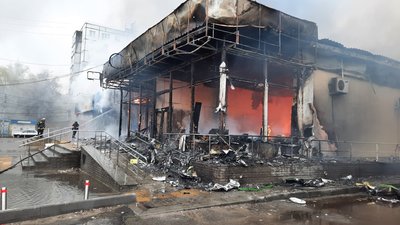 У Харкові внаслідок обстрілів сталася пожежа у магазині: вогонь гасили понад чотири години