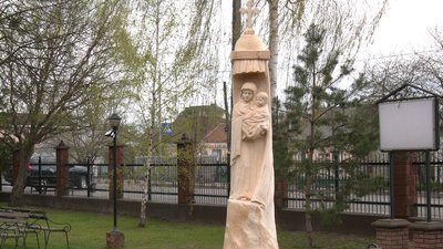 У Рівному біля церкви зі стовбура вирізьбили Божу Матір з Ісусом У Рівному біля церкви зі стовбура вирізьбили Божу Матір з Ісусом