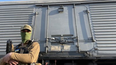"Їх не цікавить забрати тіла". Як у Харкові зберігають останки загиблих окупантів: фоторепортаж