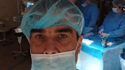 "Пацієнта залишити не можемо". Одеський лікар-анестезіолог розповів про роботу під час війни "Пацієнта залишити не можемо". Одеський лікар-анестезіолог розповів про роботу під час війни