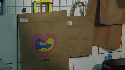 Дехто для пакування використовує крафтові пакети. Дехто для пакування використовує крафтові пакети.