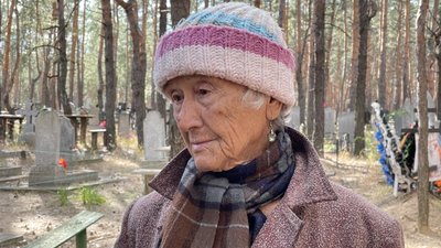 "Мій чоловік лежить під №222": як в Ізюмі шукають могили рідних "Мій чоловік лежить під №222": як в Ізюмі шукають могили рідних