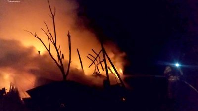 Рятувальники Сумщини загасили пожежу від російського удару в Шосткинському районі Рятувальники Сумщини загасили пожежу від російського удару в Шосткинському районі