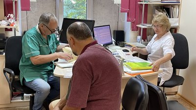 Разом з гумдопомогою надсилають листи та малюнки. Як херсонських лікарів підтримують люди з різних міст України Разом з гумдопомогою надсилають листи та малюнки. Як херсонських лікарів підтримують люди з різних міст України
