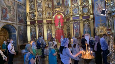 Цілують ікони та порушують дистанцію: у Києві проходять богослужіння на Трійцю Цілують ікони та порушують дистанцію: у Києві проходять богослужіння на Трійцю