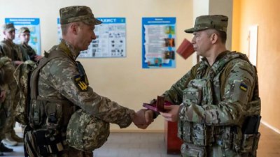 Сирський вручає нагороду Артуру Кравченку