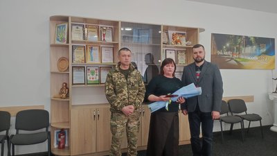 Мати загиблого війскьового Романа Воробйова 