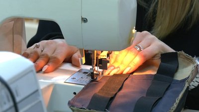"Можливо, це врятує чиєсь життя". Іванофранківки шиють тактичні аптечки для військових "Можливо, це врятує чиєсь життя". Іванофранківки шиють тактичні аптечки для військових