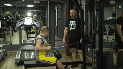На Житомирщині 12-річний Григорій Марчук з Синдромом Дауна успішно займається силовим триборством На Житомирщині 12-річний Григорій Марчук з Синдромом Дауна успішно займається силовим триборством