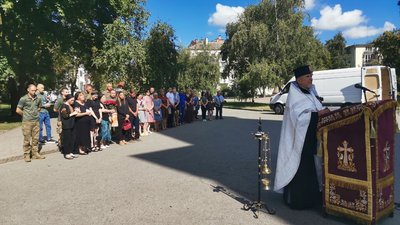 Попрощатися із захисником України Олексієм Лебедем прийшли рідні та знайомі Попрощатися із захисником України Олексієм Лебедем прийшли рідні та знайомі