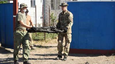 Курсанти з Одеси допомагають розбирати згарища на Луганщині Курсанти з Одеси допомагають розбирати згарища на Луганщині
