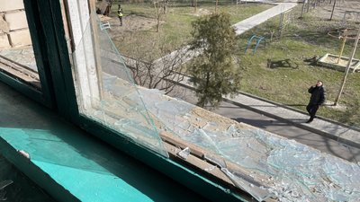 Обстріли Херсона, розбите вікно, вибухова хвиля, наслідки обстрілів