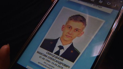 У Житомирі сім'ям загиблих захисників України вручили "Ікони пам'яті" У Житомирі сім'ям загиблих захисників України вручили "Ікони пам'яті"