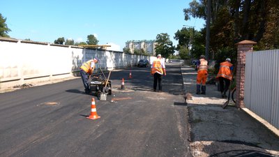 В Івано-Франківську укладають асфальт на вулиці, яку не ремонтували більше 15 років В Івано-Франківську укладають асфальт на вулиці, яку не ремонтували більше 15 років