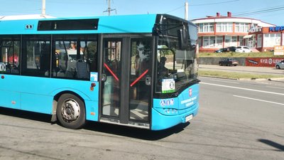 Автобус може перевозити до ста людей одночасно Автобус може перевозити до ста людей одночасно