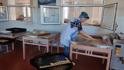 50 кілограмів випічки щодня: в ліцеї Житомира готують печиво та пиріжки для військових 50 кілограмів випічки щодня: в ліцеї Житомира готують печиво та пиріжки для військових
