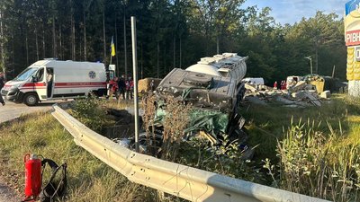 На Рівненщині автоцистерна врізалась у блокпост: одна людина загинула, двоє — травмувались