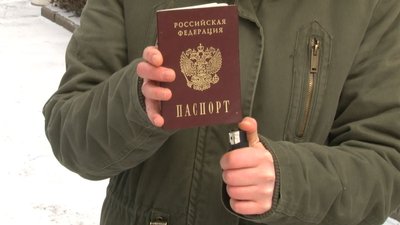 На знак протесту: у Черкасах жінка спалила свій російський паспорт На знак протесту: у Черкасах жінка спалила свій російський паспорт