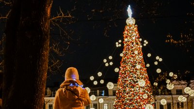 Понад 30 метрів у висоту та 20 тисяч іграшок. У Києві засвітили головну ялинку країни Понад 30 метрів у висоту та 20 тисяч іграшок. У Києві засвітили головну ялинку країни