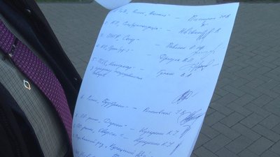 Олександр Сніховський виконавчий директор "Асоціації Хмельницьких ринків" передав зверення з підписами керивникві хмельницьких ринків. Фото: Суспільне Поділля Олександр Сніховський виконавчий директор "Асоціації Хмельницьких ринків" передав зверення з підписами керивникві хмельницьких ринків. Фото: Суспільне Поділля