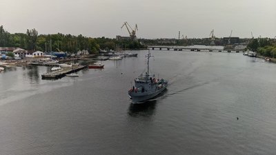 У Миколаєві розвели мости: з акваторії заводу вийшов рейдовий тральщик "Генічеськ" У Миколаєві розвели мости: з акваторії заводу вийшов рейдовий тральщик "Генічеськ"