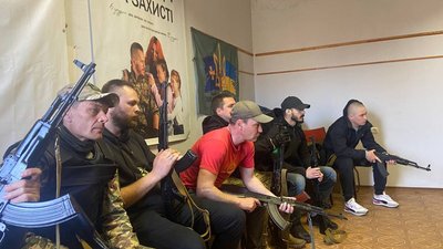 "Ми маємо захищати свої сім'ї": у Полтаві 500 людей вступили в добровольче формування "Доброволець" "Ми маємо захищати свої сім'ї": у Полтаві 500 людей вступили в добровольче формування "Доброволець"