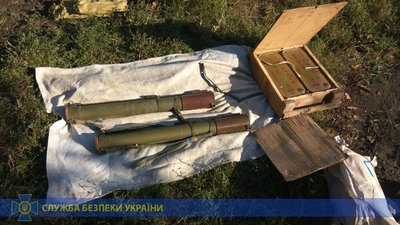 На Луганщині виявили схованку зі зброєю та боєприпасами, облаштовану бойовиками. ФОТО На Луганщині виявили схованку зі зброєю та боєприпасами, облаштовану бойовиками. ФОТО