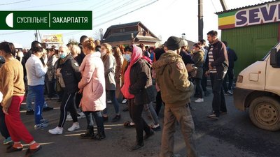 Жителі Хуста вимагають оголошення результатів виборів Жителі Хуста вимагають оголошення результатів виборів