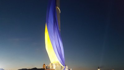 У Києві підняли найбільший прапор України