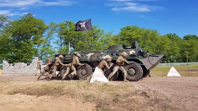 В Олешківських пісках морпіхи завоювали право носити берет кольору морської хвилі