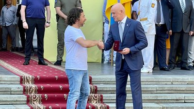 Волонтери та власниця телеканалу: до Дня міста вручили відзнаку "За оборону Одеси" Волонтери та власниця телеканалу: до Дня міста вручили відзнаку "За оборону Одеси"